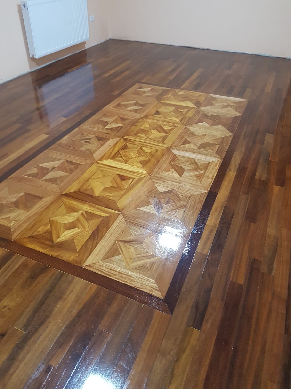 Detaliu fibră lemn parchet recondiționat și lăcuit