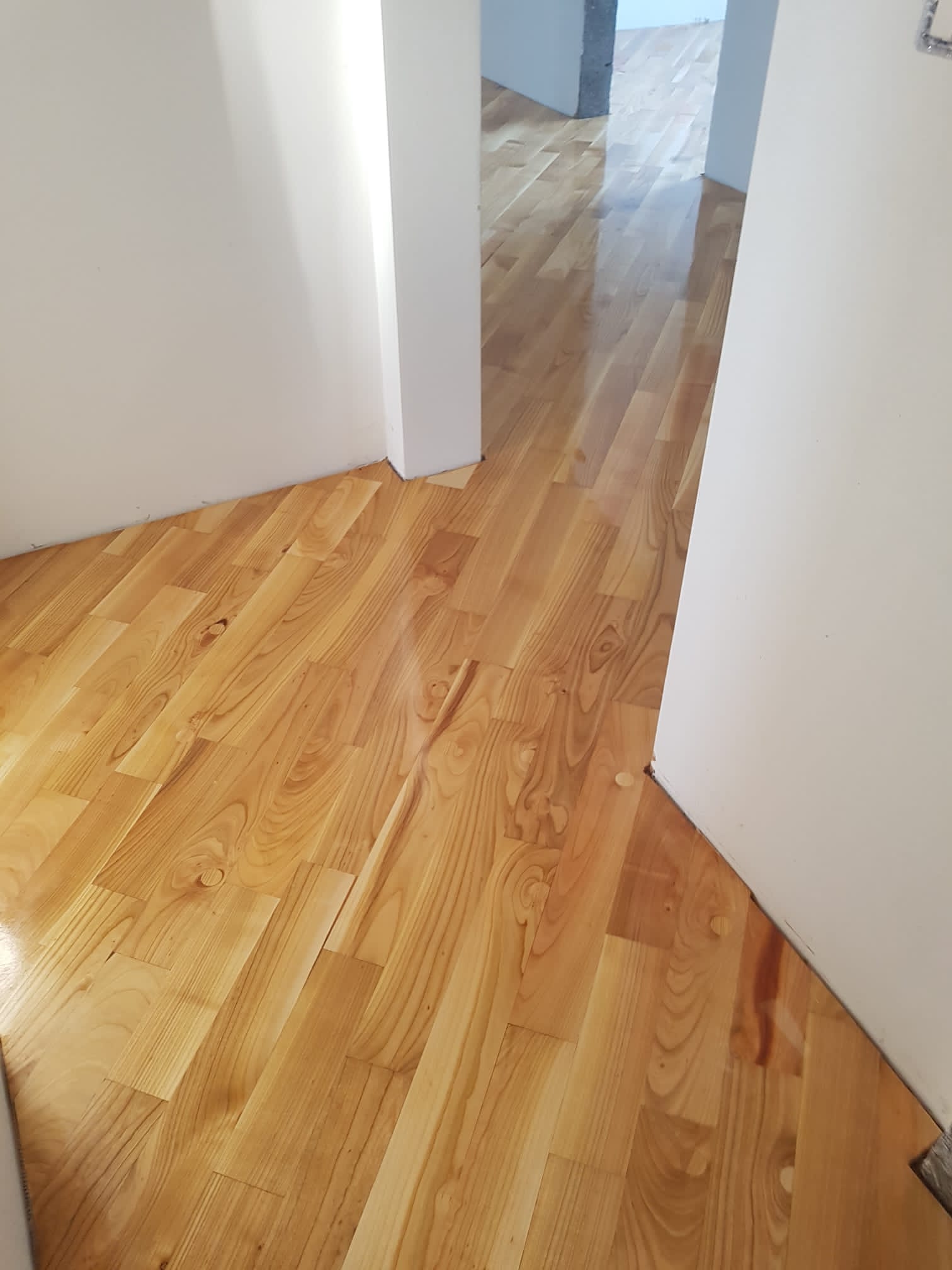 Montaj parchet din lemn masiv de stejar finisat natural