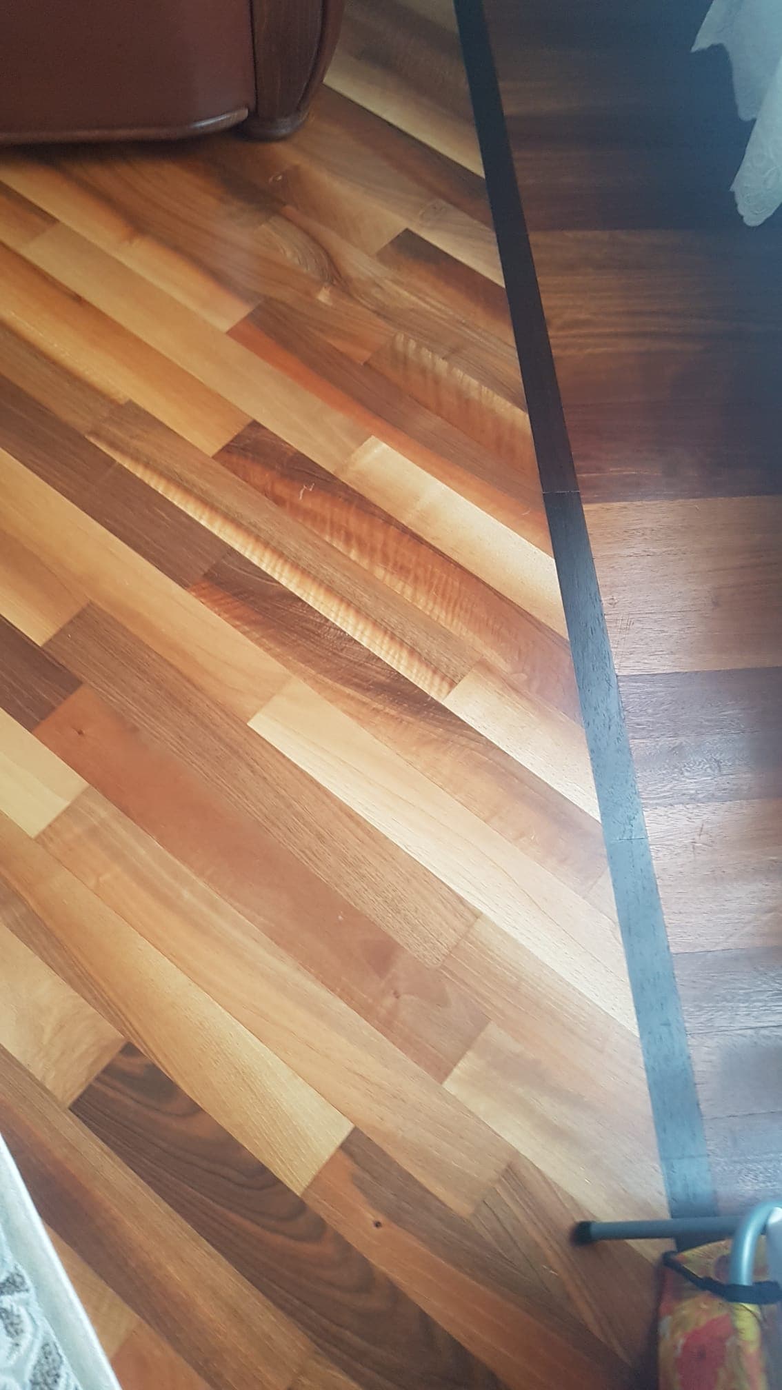 Amenajare cameră cu parchet stratificat montat impecabil