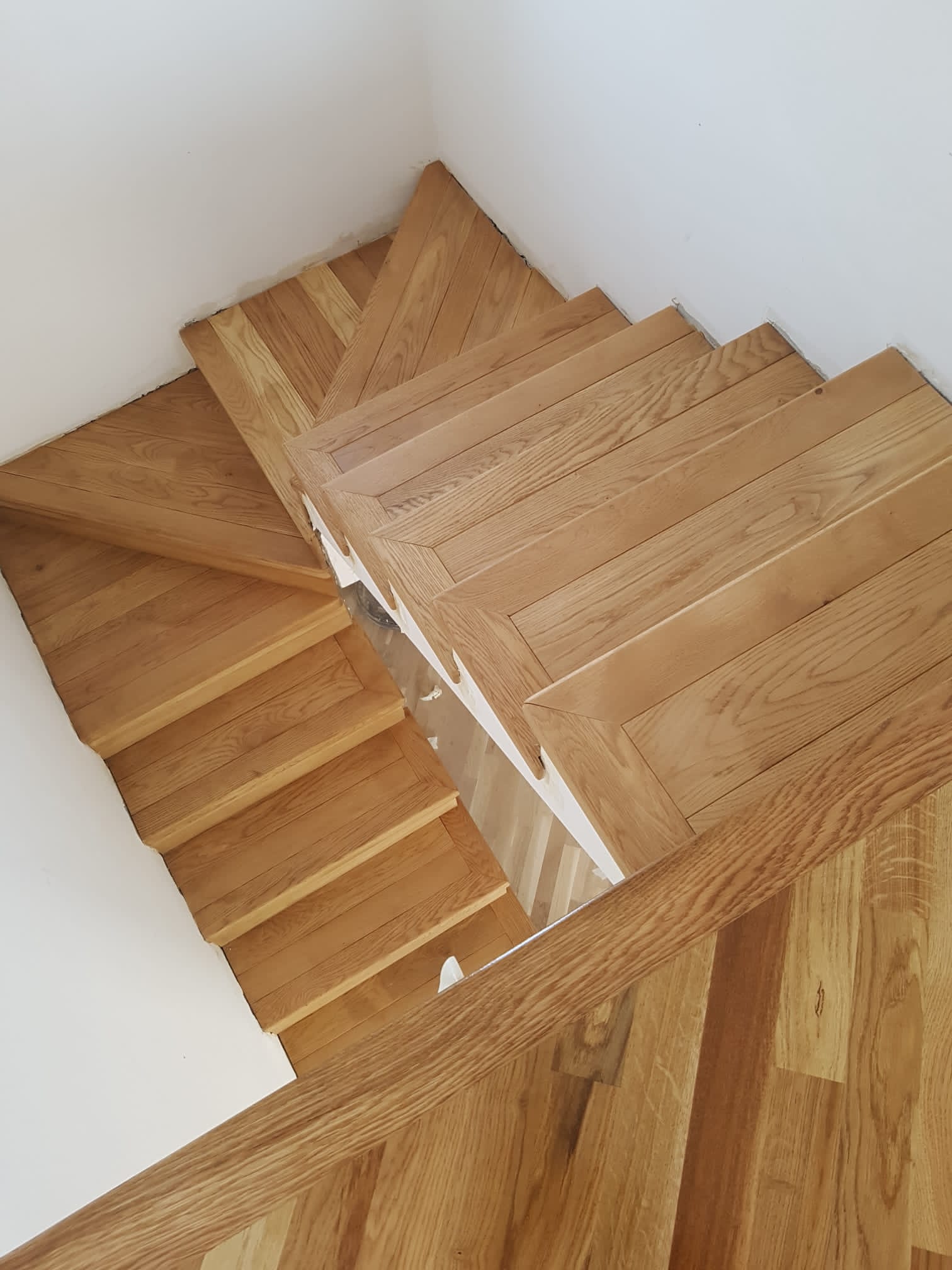 Scară interioară din lemn masiv de stejar în 3 ape